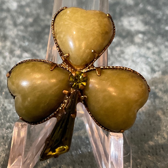 Vintage Jade Green Three Leaf Clover Pin - Picture 1 of 4